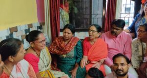 सोशल मिडीयावरील व्हिडीओचा उगम शोधणे म्हणजे ‘कोंबडी आधी की अंडे आधी ‘ इतके अवघड काम असतांना पोलिसांनी सुतावरून स्वर्ग कसा गाठला?  शितल म्हात्रे कथीत वायरल व्हिडीओ प्रकरणी सुषमा अंधारे यांनी उपस्थित केला प्रश्न !