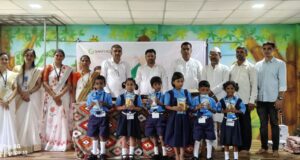 पीएमश्री शाळा नं.१ च्या विद्यार्थ्यांना शैक्षणिक साहित्याचे वितरण