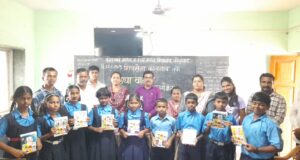 शिवसेनेच्यावतीने कोलगाव माध्यमिक विद्यालयातील सर्व मुलांना शैक्षणिक साहित्याचे वितरण.