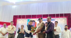 फर्स्ट ऑफिसर गोपाळ गवस यांचा माजी शिक्षण मंत्री तथा आमदार दिपक केसरकर यांच्या हस्ते सत्कार.