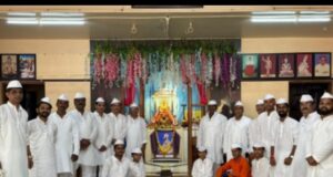 सोलापूरच्या शुभराय मठात माजगावच्या ओंकार महापुरुष भजन मंडळाने सादर केलेल्या स्वरचित सुश्राव्य भजनाने मठातील भाविक झाले मंत्रमुग्ध.