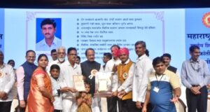 क्रांतीज्योती सावित्रीबाई फुले राज्यस्तरीय आदर्श शिक्षक पुरस्कार वाटद कवठेवाडी शाळेचे माधव अंकलगे यांना प्रदान.