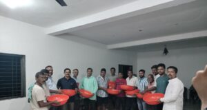 श्री देवी पावणाई दुग्ध उत्पादक सहकारी संस्थेच्यावतीने दुग्ध उत्पादक शेतकऱ्यांना भेटवस्तूंचे वितरण.