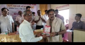 माजगाव ग्रंथालयाच्या वतीने गेली पन्नास वर्षात या ग्रंथालयाला सहकार्य केलेल्या गावातील व्यक्तींचा सन्मान चिन्ह देऊन गौरव.