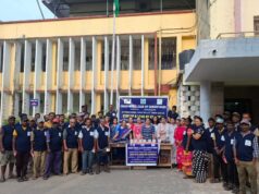 इनरव्हील क्लब ऑफ सावंतवाडीच्या वतीने नगरपरिषदेच्या ६० सफाई कामगारांना स्वेटर आणि मिठाई वाटप.