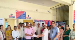 मंजूर रेखांकनातील रस्ता अडवल्याप्रकरणी सालईवाडा रहिवाशांनी दिले सावंत बंधूंच्या विरोधात सावंतवाडी पोलिस ठाण्यात निवेदन.